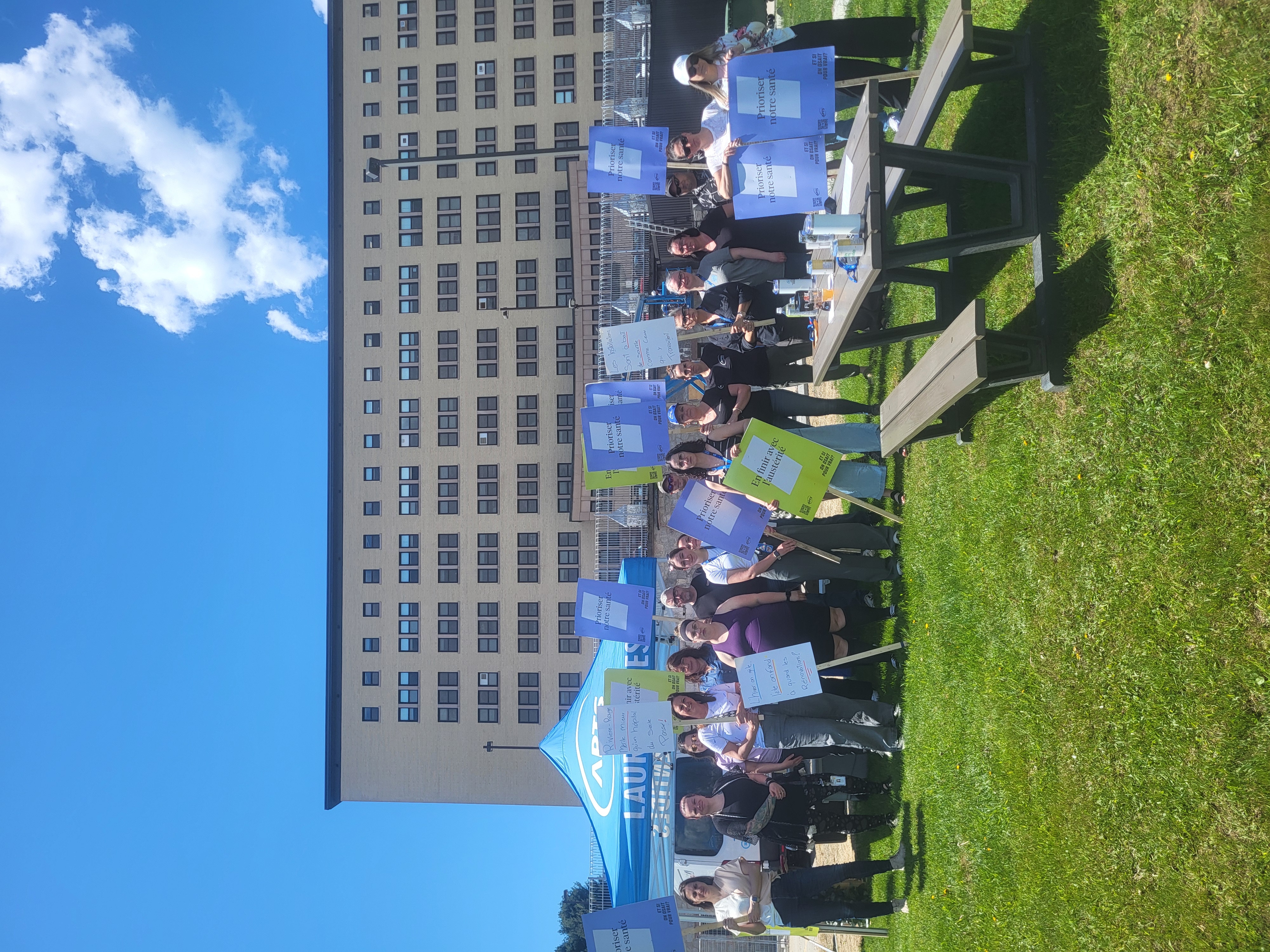 Manifestation devant l’hôpital de Rivière-Rouge | l’APTS dénonce l’état inacceptable des bâtiments du réseau de la santé et des services sociaux des Laurentides - APTS Manifestation devant l’hôpital de Rivière-Rouge | l’APTS dénonce l’état inacceptable des bâtiments du réseau de la santé et des services sociaux des Laurentides - APTS