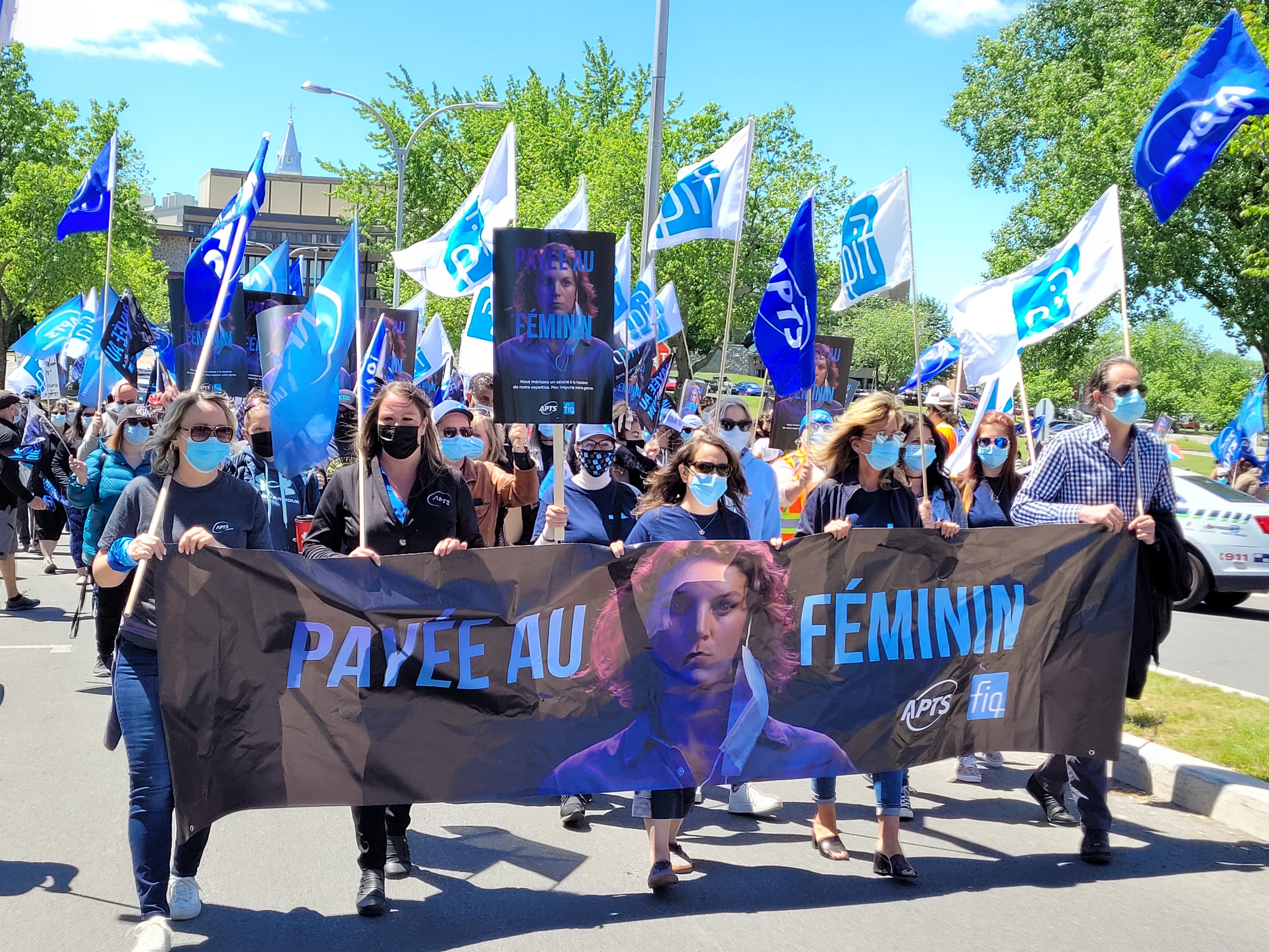 Négociations | Des membres de l’alliance APTS-FIQ des Laurentides manifestent devant les bureaux du ministre des Finances et réclament qu’il débloque des fonds! - APTS Négociations | Des membres de l’alliance APTS-FIQ des Laurentides manifestent devant les bureaux du ministre des Finances et réclament qu’il débloque des fonds! - APTS