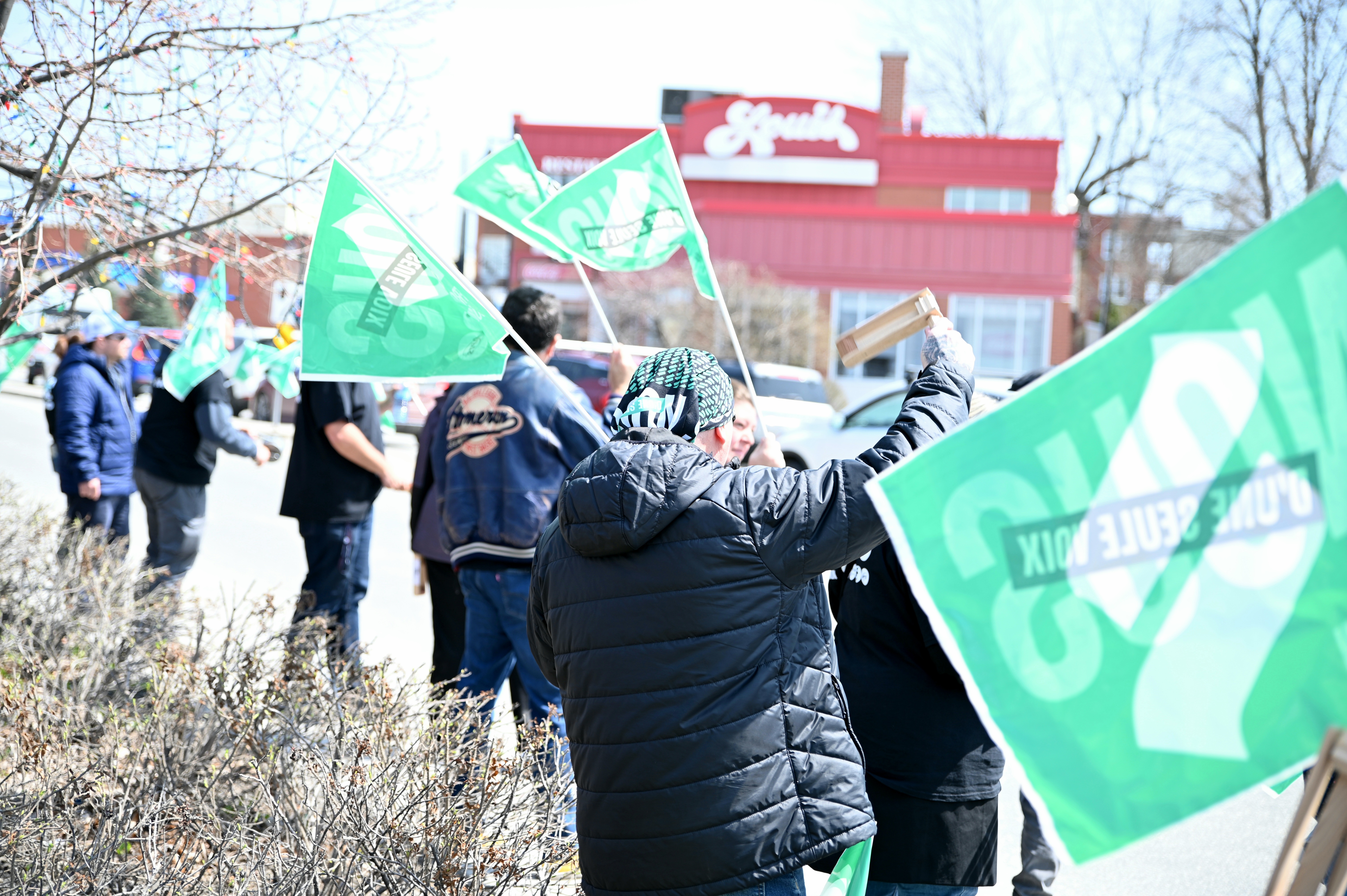 Négo: Les travailleuses et les travailleurs se mobilisent en Estrie! - APTS Négo: Les travailleuses et les travailleurs se mobilisent en Estrie! - APTS