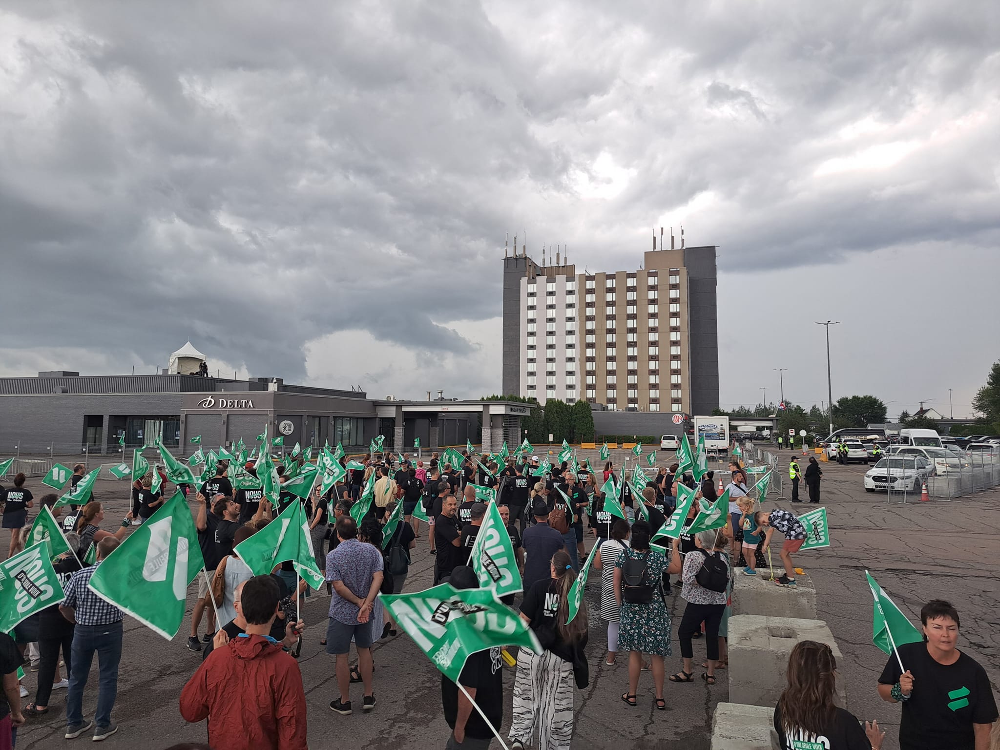 Négociations du secteur public | Le Front commun se fait entendre lors du caucus de la CAQ - APTS Négociations du secteur public | Le Front commun se fait entendre lors du caucus de la CAQ - APTS