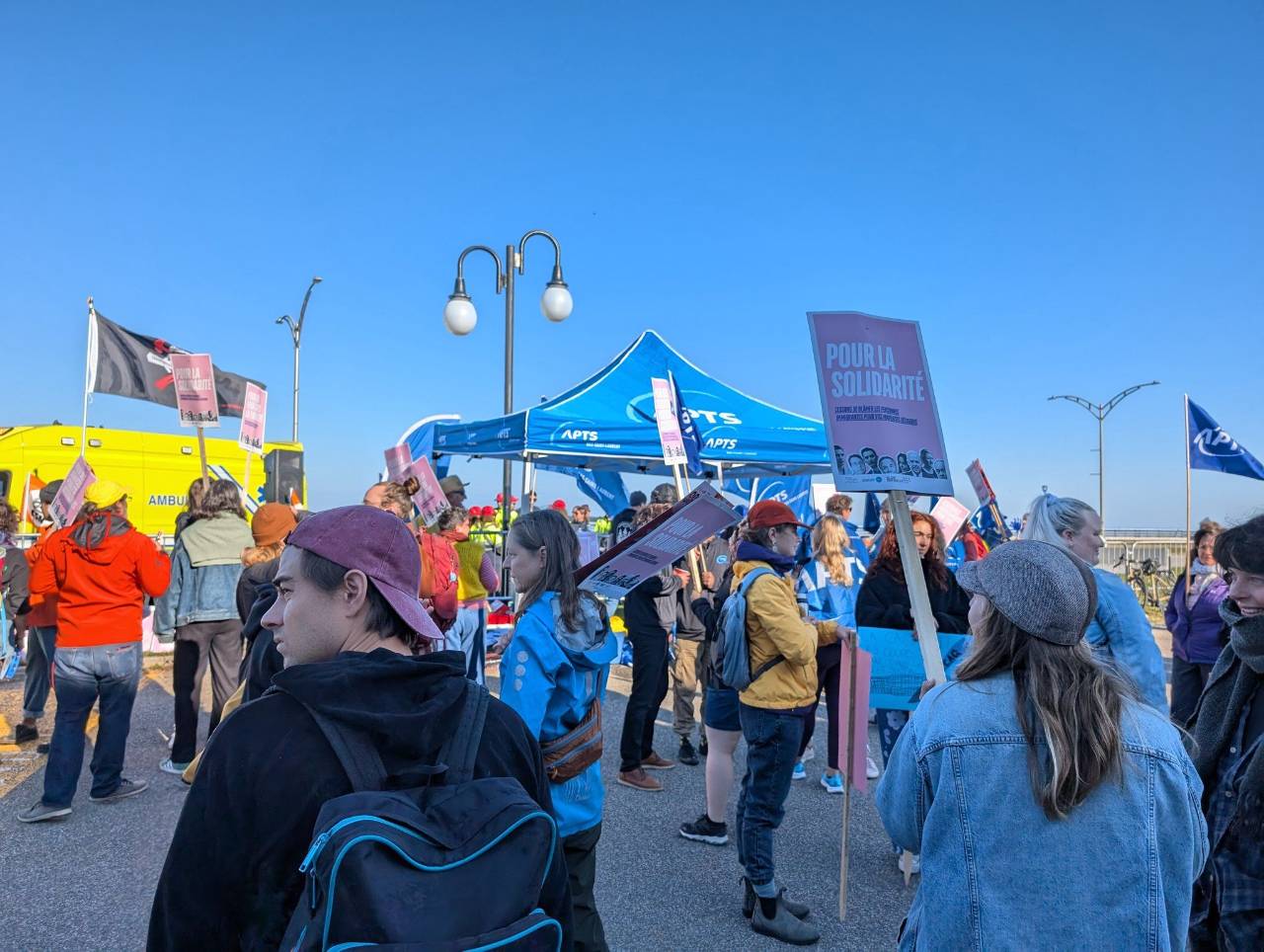 Un comité d'accueil populaire pour le Caucus de la CAQ à Rimouski - APTS Un comité d'accueil populaire pour le Caucus de la CAQ à Rimouski - APTS