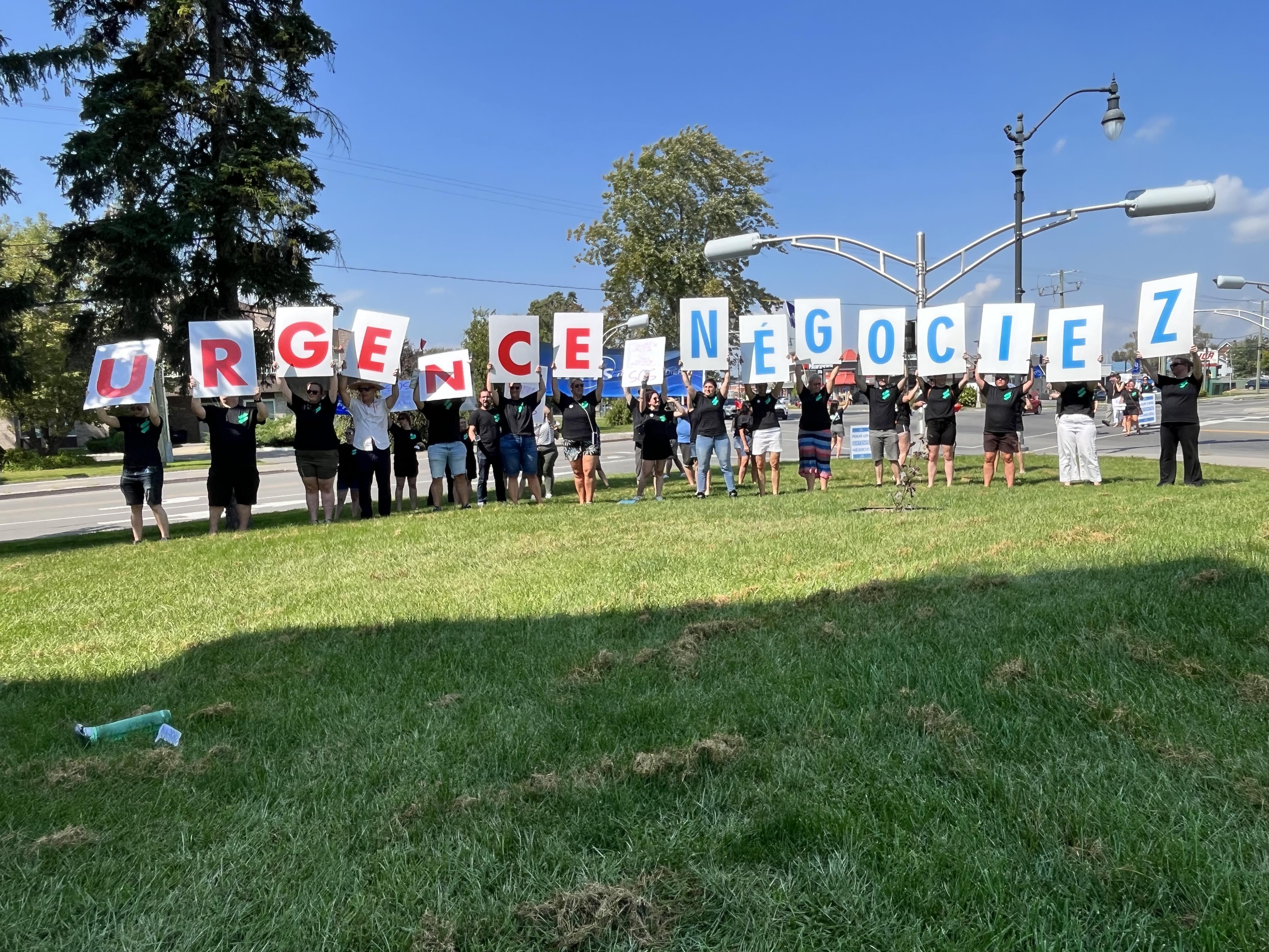 Les membres du conseil syndical du CISSS de Lanaudière manifestent devant le bureau de comté du premier ministre Legault - APTS Les membres du conseil syndical du CISSS de Lanaudière manifestent devant le bureau de comté du premier ministre Legault - APTS