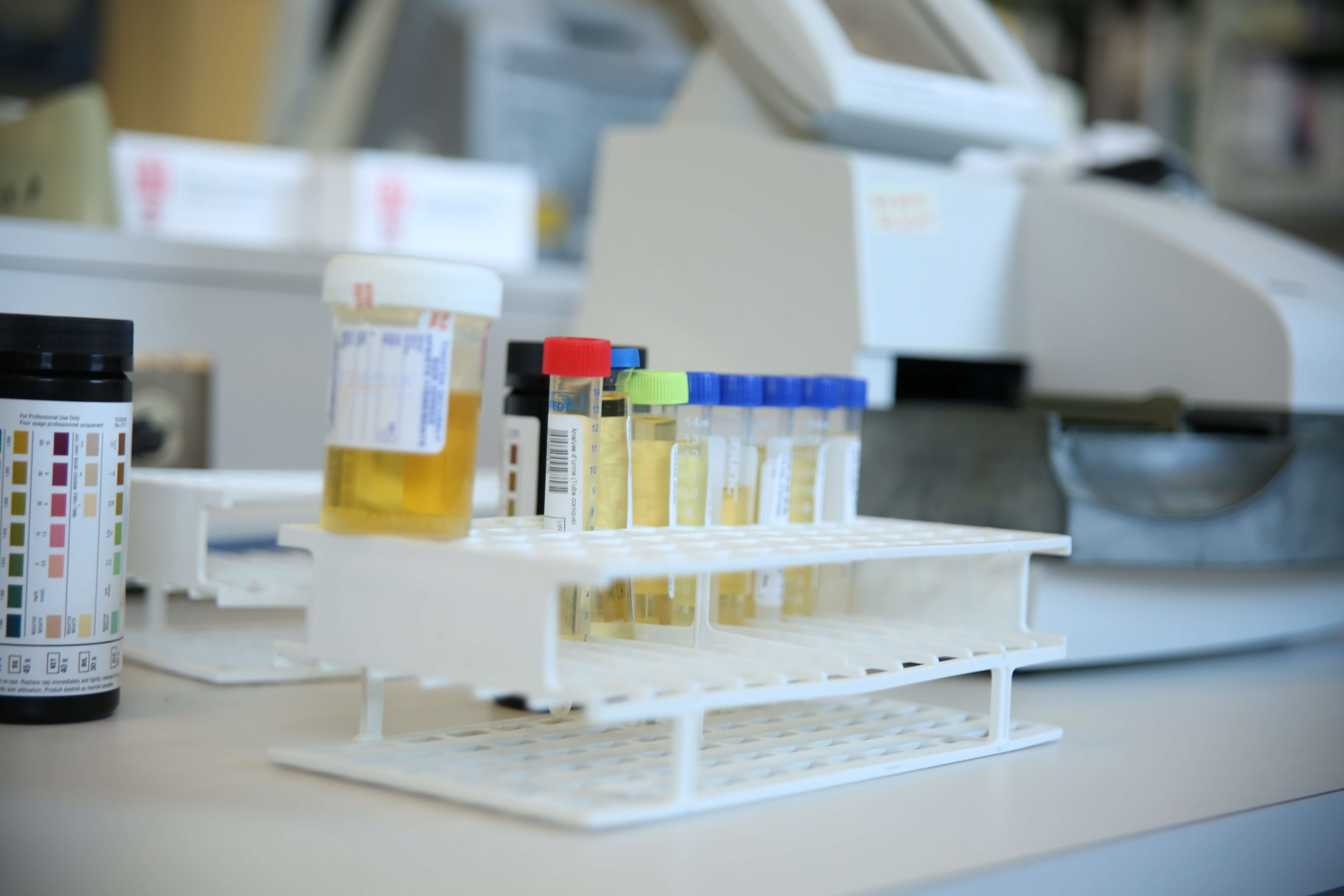 Abolition du titre d'emploi de technicien·ne de laboratoire médical diplômé·e | Les syndicats dénoncent un faux remède à la pénurie de personnel - APTS Abolition du titre d'emploi de technicien·ne de laboratoire médical diplômé·e | Les syndicats dénoncent un faux remède à la pénurie de personnel - APTS