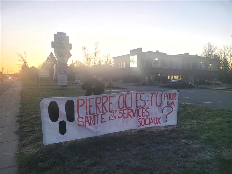 Les bureaux de comté de la CAQ décorés gratuitement pour l’Halloween parce que les membres de l’APTS de Lanaudière sont à bouuuuuuu(t)! - APTS Les bureaux de comté de la CAQ décorés gratuitement pour l’Halloween parce que les membres de l’APTS de Lanaudière sont à bouuuuuuu(t)! - APTS