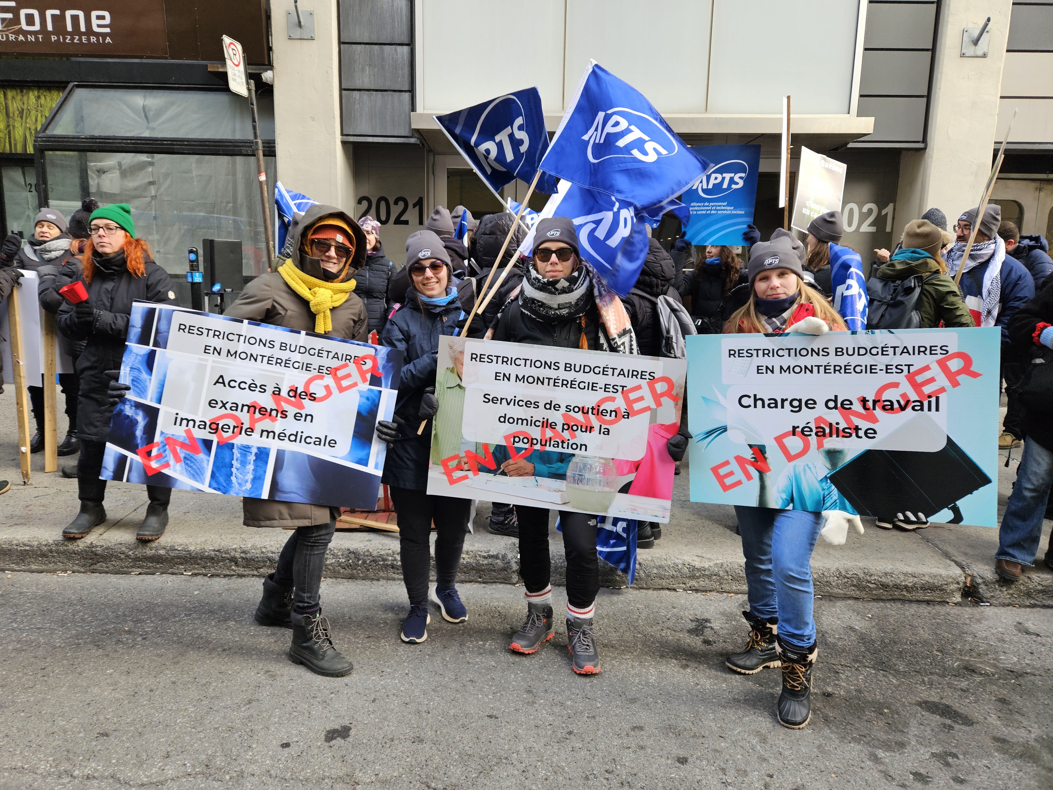 Manifestation de l’APTS de Montréal au centre-ville | Santé Québec, ce n’est pas un cadeau! - APTS Manifestation de l’APTS de Montréal au centre-ville | Santé Québec, ce n’est pas un cadeau! - APTS